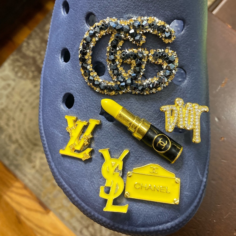 6 PIECE croc charm SET